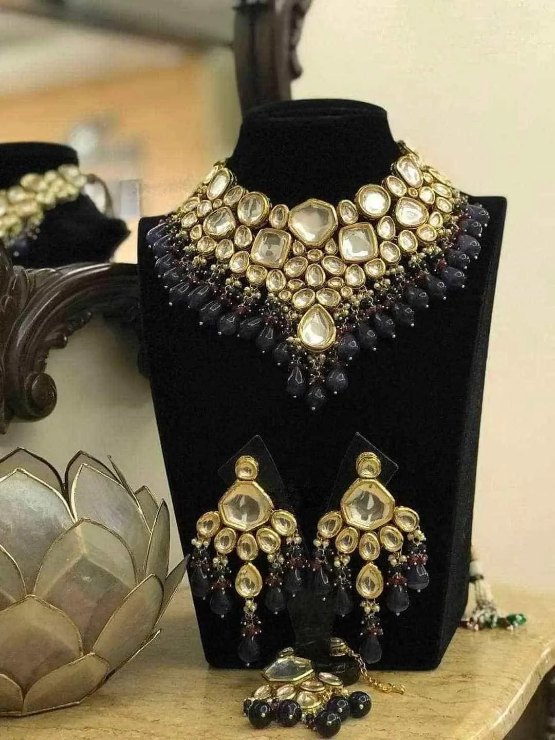 Ishhaara Bride In Big Kundan Bridal Necklace With Teeka