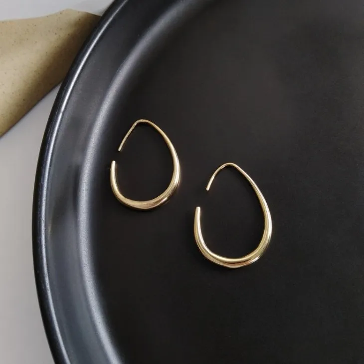 Simplistic Oval Hoop Earrings in Gold