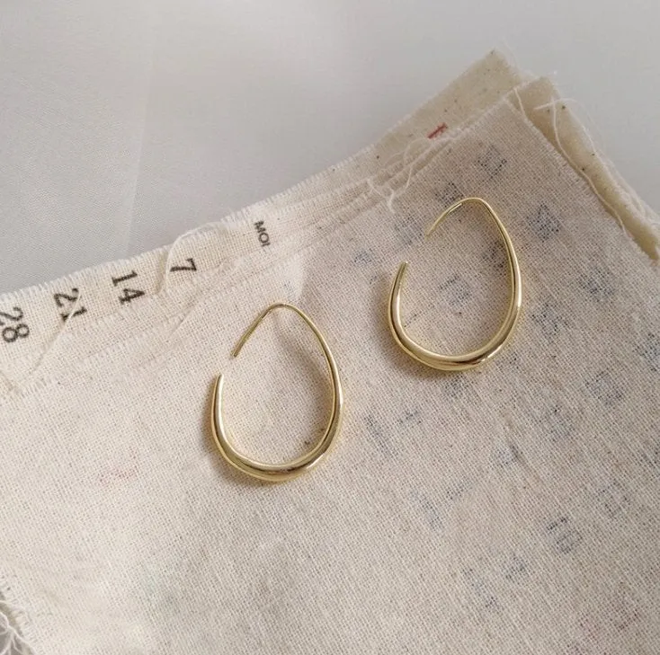 Simplistic Oval Hoop Earrings in Gold